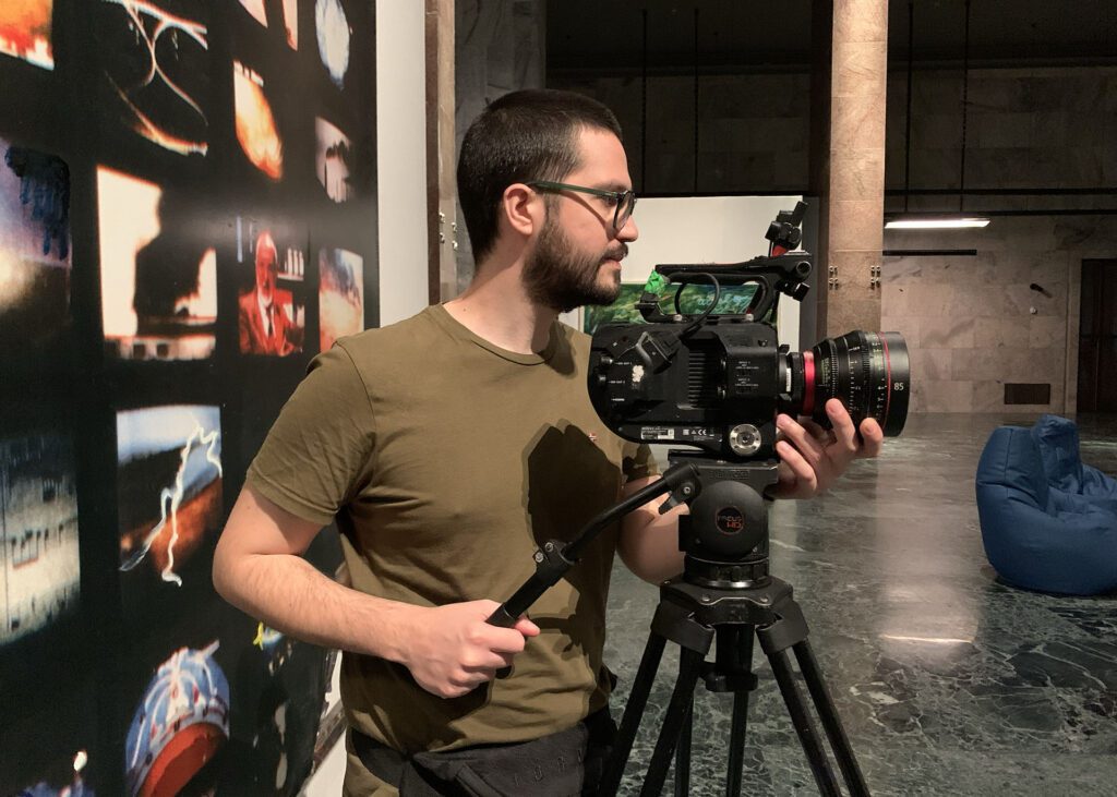 Videomaker a Bologna su un set cinematografico con treppiedi e Sony FS7II